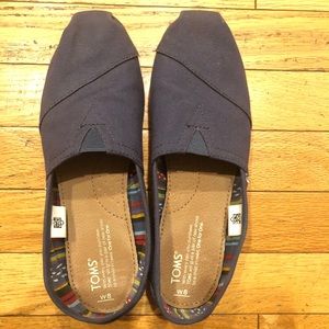 Like new Navy Tom’s Women shoes